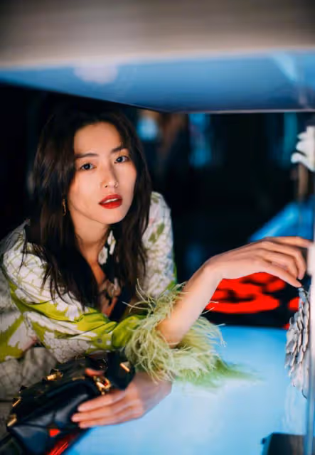 奔四的女人，少穿衛衣配牛仔褲，學學劉雯這樣穿，太好看了