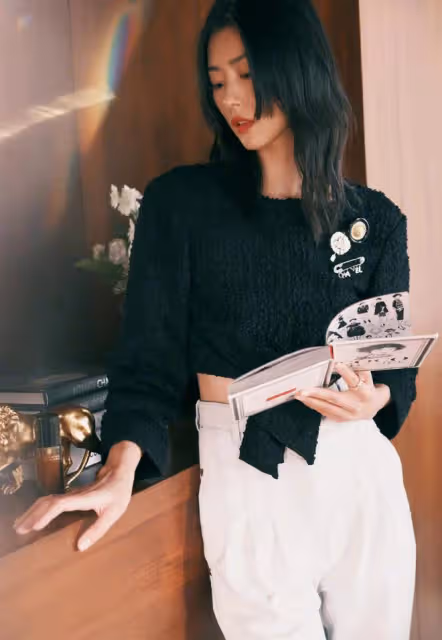 奔四的女人，少穿衛衣配牛仔褲，學學劉雯這樣穿，太好看了