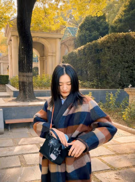 奔四的女人，少穿衛衣配牛仔褲，學學劉雯這樣穿，太好看了