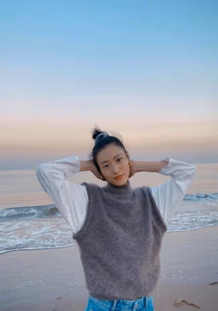 奔四的女人，少穿衛衣配牛仔褲，學學劉雯這樣穿，太好看了