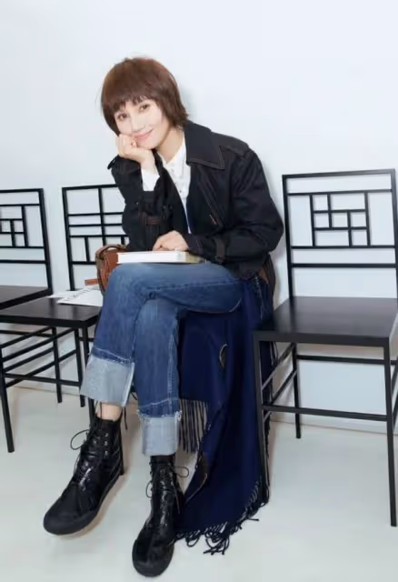奔三的女人儘量不要穿衛衣打底褲！學袁泉這樣來穿，老娘天下最美