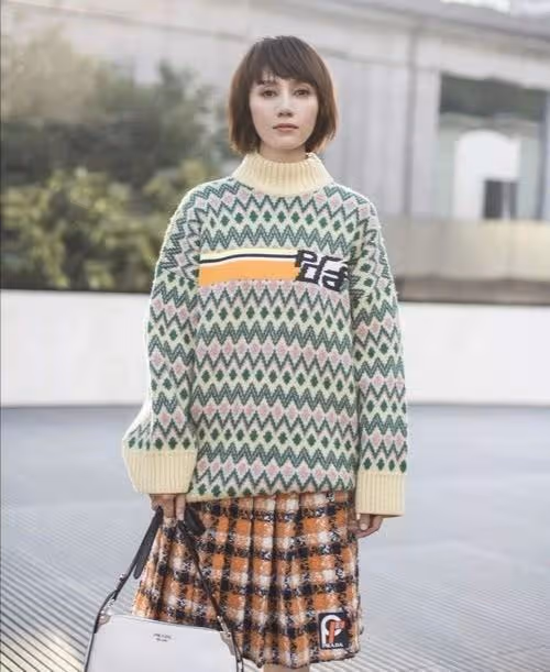 奔三的女人儘量不要穿衛衣打底褲！學袁泉這樣來穿，老娘天下最美