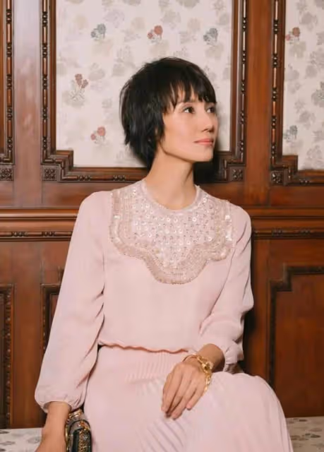 奔三的女人儘量不要穿衛衣打底褲!學袁泉這樣來穿,老娘天下最美