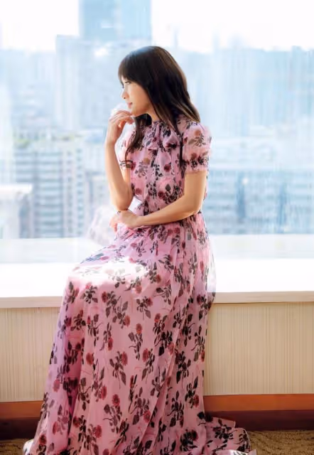 楊鈺瑩雖然是「阿姨輩」了,但穿碎花裙像小姑娘,一點兒不輸00後