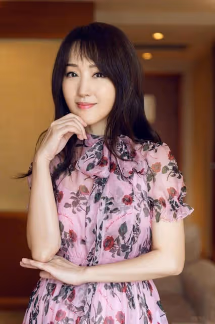 楊鈺瑩雖然是「阿姨輩」了,但穿碎花裙像小姑娘,一點兒不輸00後