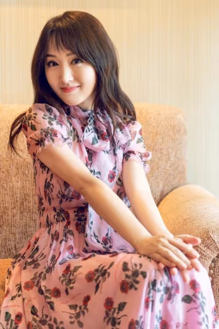 楊鈺瑩雖然是「阿姨輩」了,但穿碎花裙像小姑娘,一點兒不輸00後