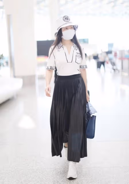 楊鈺瑩雖然是「阿姨輩」了,但穿碎花裙像小姑娘,一點兒不輸00後
