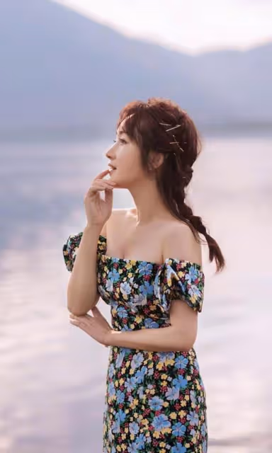 楊鈺瑩雖然是「阿姨輩」了,但穿碎花裙像小姑娘,一點兒不輸00後