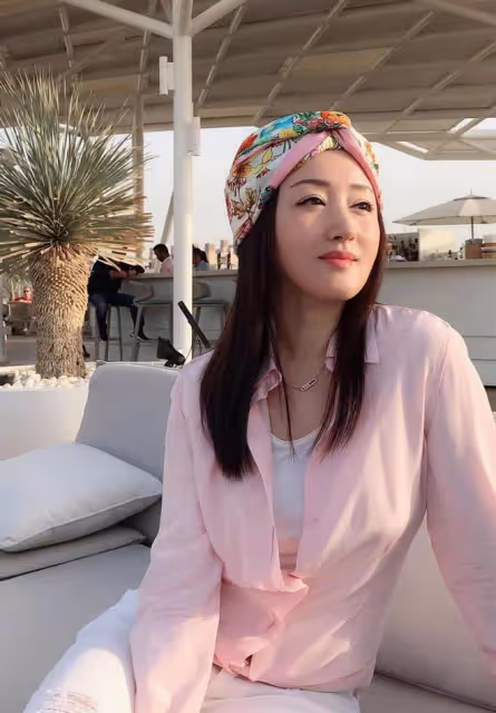 楊鈺瑩雖然是「阿姨輩」了,但穿碎花裙像小姑娘,一點兒不輸00後