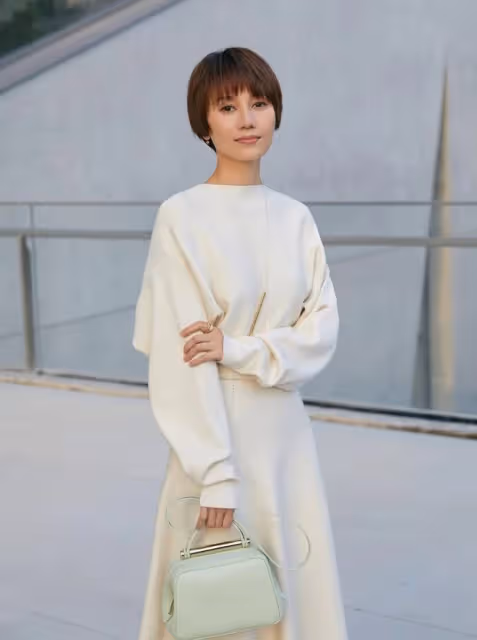 袁泉從不刻意秀身材,松垮長裙看似臃腫,意外慵懶舒適,太高級
