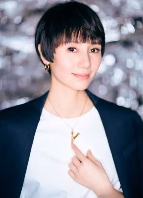 袁泉從不刻意秀身材,松垮長裙看似臃腫,意外慵懶舒適,太高級