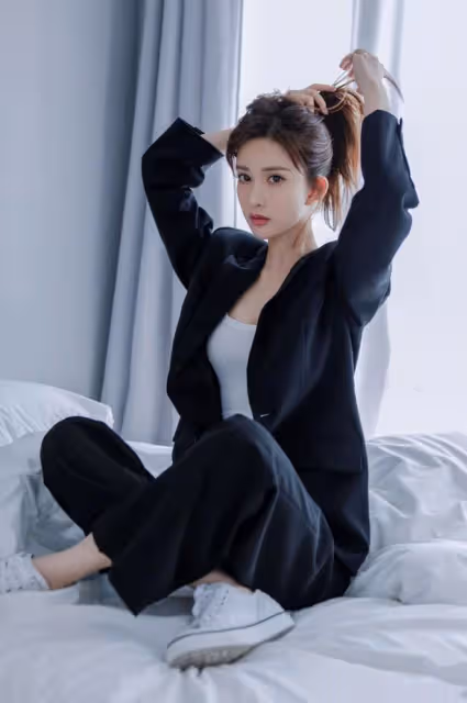 筷子腿已經不流行了!孟子義的「酒杯腿」才真好看,怎麼穿都氣質