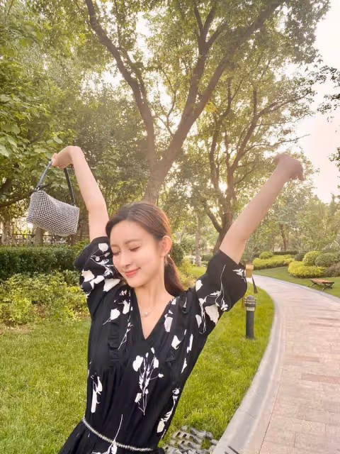 筷子腿已經不流行了!孟子義的「酒杯腿」才真好看,怎麼穿都氣質