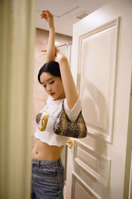 筷子腿已經不流行了!孟子義的「酒杯腿」才真好看,怎麼穿都氣質