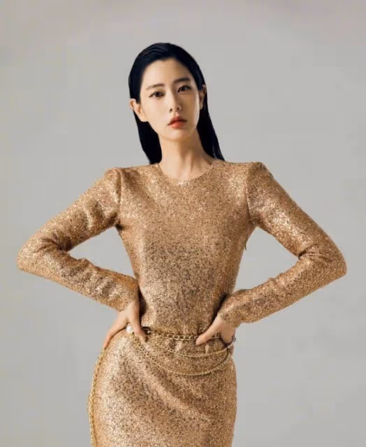 克拉拉最新大片曝光,穿掛脖開衩黑裙大秀身材,凹凸曲線讓人羨慕