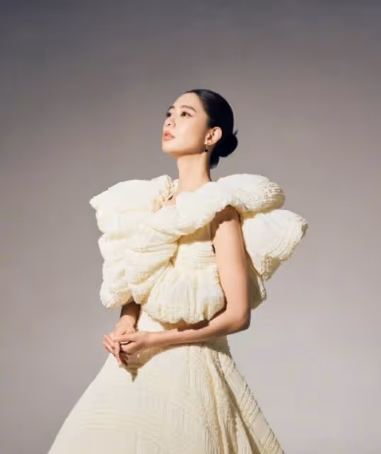 克拉拉最新大片曝光,穿掛脖開衩黑裙大秀身材,凹凸曲線讓人羨慕