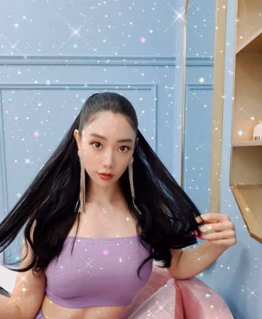 克拉拉最新大片曝光,穿掛脖開衩黑裙大秀身材,凹凸曲線讓人羨慕