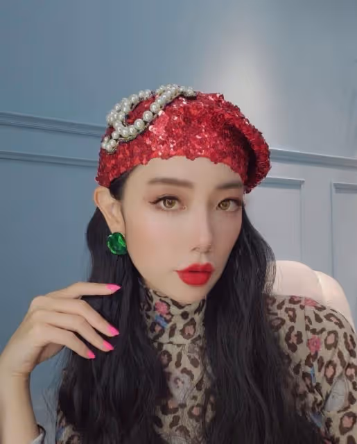 克拉拉最新大片曝光,穿掛脖開衩黑裙大秀身材,凹凸曲線讓人羨慕
