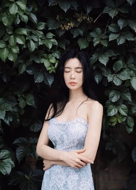 克拉拉最新大片曝光,穿掛脖開衩黑裙大秀身材,凹凸曲線讓人羨慕