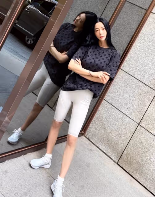 克拉拉最新大片曝光,穿掛脖開衩黑裙大秀身材,凹凸曲線讓人羨慕