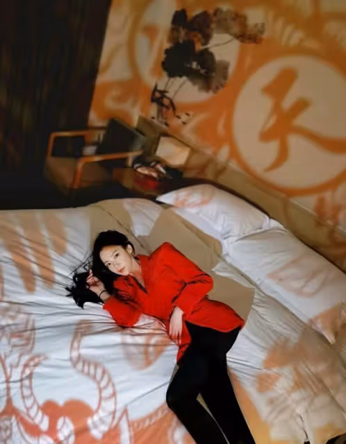 克拉拉最新大片曝光,穿掛脖開衩黑裙大秀身材,凹凸曲線讓人羨慕