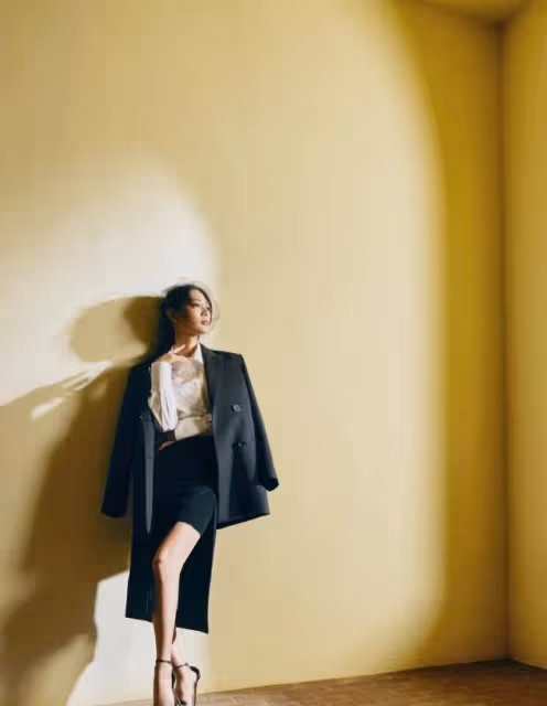 克拉拉最新大片曝光,穿掛脖開衩黑裙大秀身材,凹凸曲線讓人羨慕