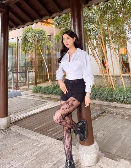 克拉拉最新大片曝光,穿掛脖開衩黑裙大秀身材,凹凸曲線讓人羨慕