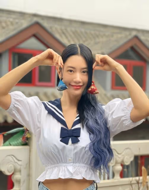 克拉拉最新大片曝光,穿掛脖開衩黑裙大秀身材,凹凸曲線讓人羨慕