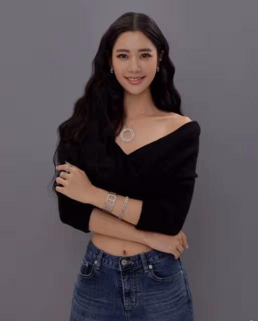 克拉拉最新大片曝光,穿掛脖開衩黑裙大秀身材,凹凸曲線讓人羨慕