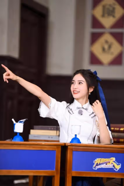 Baby新造型變清純女學生,穿民國裝扎雙馬尾好少女,哪像生過娃