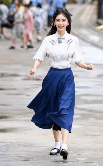 Baby新造型變清純女學生,穿民國裝扎雙馬尾好少女,哪像生過娃