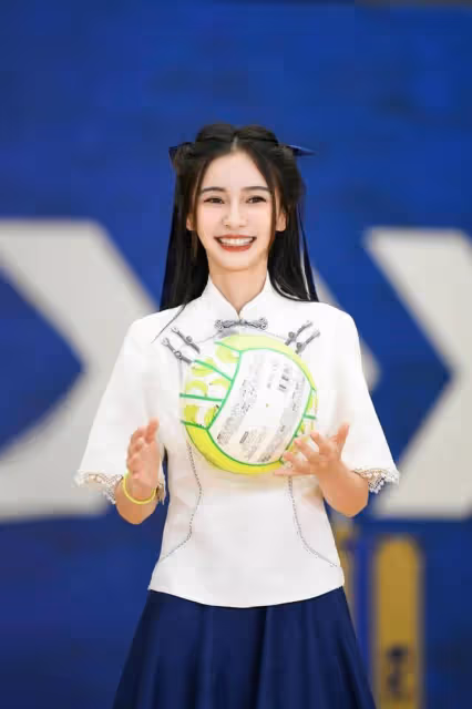 Baby新造型變清純女學生,穿民國裝扎雙馬尾好少女,哪像生過娃