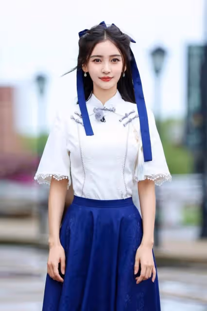 Baby新造型變清純女學生,穿民國裝扎雙馬尾好少女,哪像生過娃