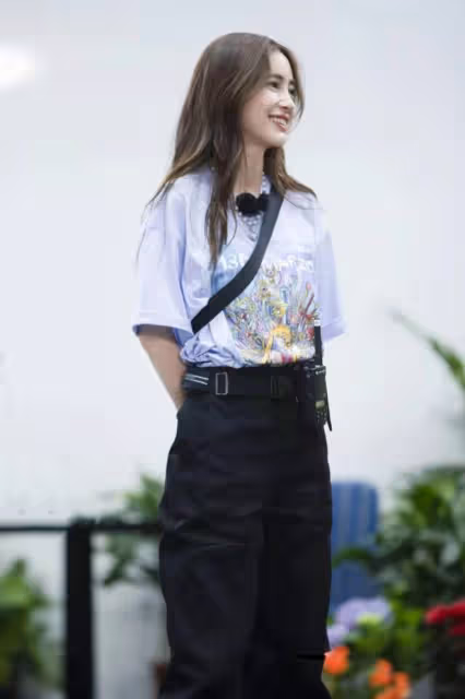 Baby新造型變清純女學生,穿民國裝扎雙馬尾好少女,哪像生過娃