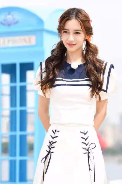 Baby新造型變清純女學生，穿民國裝扎雙馬尾好少女，哪像生過娃