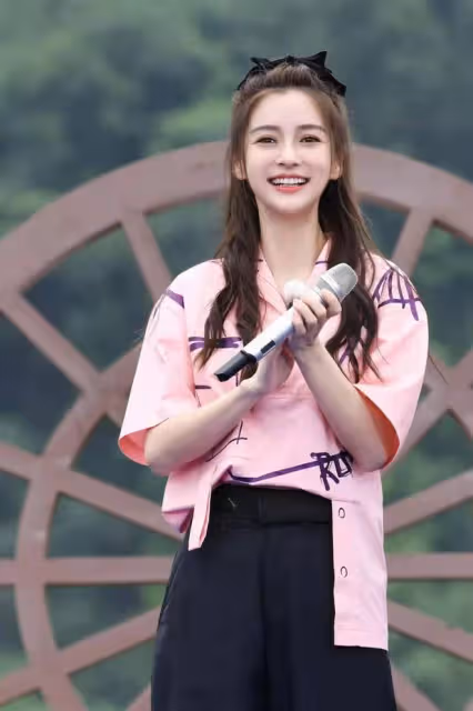 Baby新造型變清純女學生，穿民國裝扎雙馬尾好少女，哪像生過娃