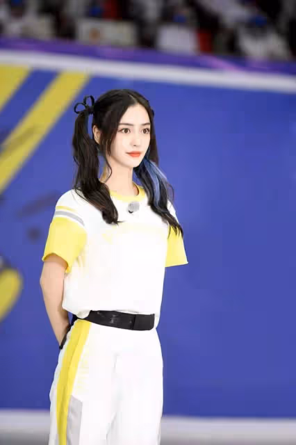 Baby新造型變清純女學生，穿民國裝扎雙馬尾好少女，哪像生過娃