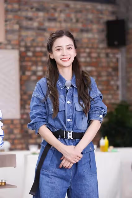 Baby新造型變清純女學生，穿民國裝扎雙馬尾好少女，哪像生過娃