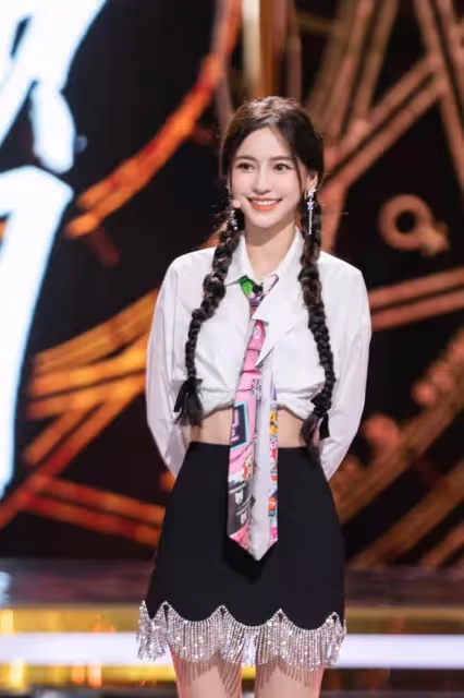 Baby新造型變清純女學生,穿民國裝扎雙馬尾好少女,哪像生過娃