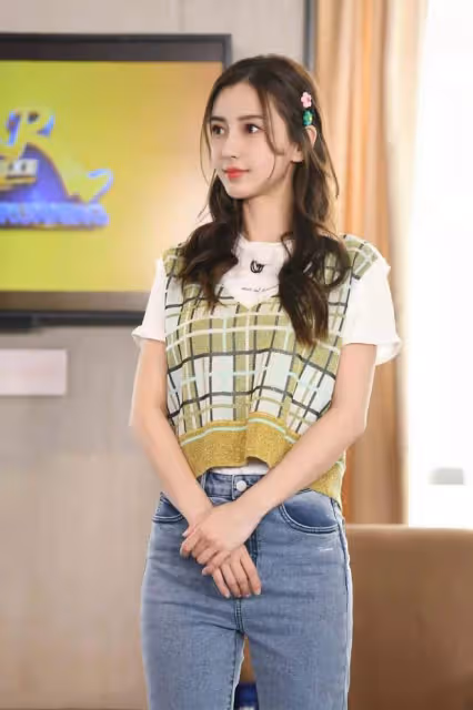 Baby新造型變清純女學生,穿民國裝扎雙馬尾好少女,哪像生過娃