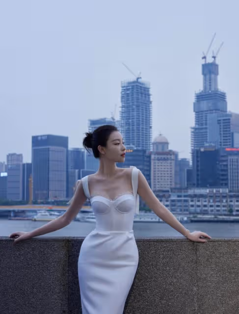 又被倪妮驚艷到了,穿開叉皮裙搭字母絲襪秀美腿,性感又高級