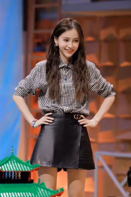 Baby廣告生圖曝光,黑裙配紅唇性感撩人,這狀態說是少女真不過分