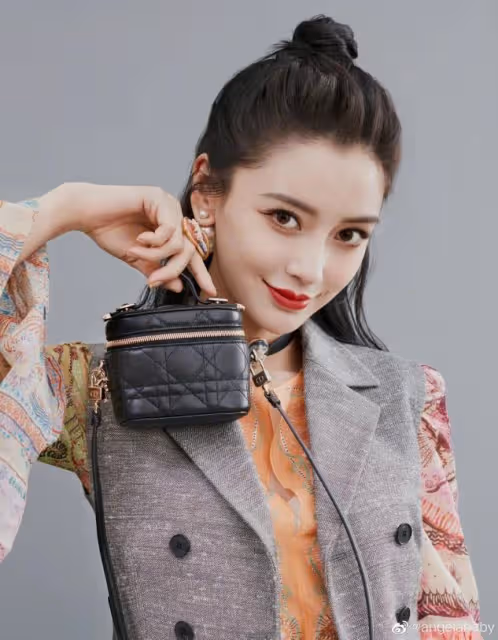 Baby廣告生圖曝光,黑裙配紅唇性感撩人,這狀態說是少女真不過分