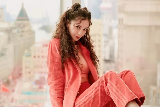 Baby廣告生圖曝光,黑裙配紅唇性感撩人,這狀態說是少女真不過分