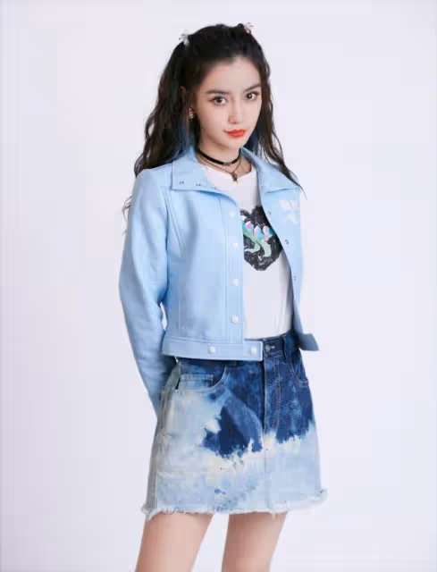 Baby廣告生圖曝光,黑裙配紅唇性感撩人,這狀態說是少女真不過分