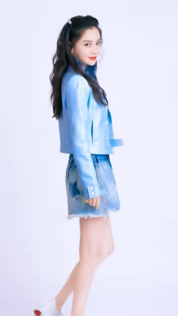 Baby廣告生圖曝光,黑裙配紅唇性感撩人,這狀態說是少女真不過分