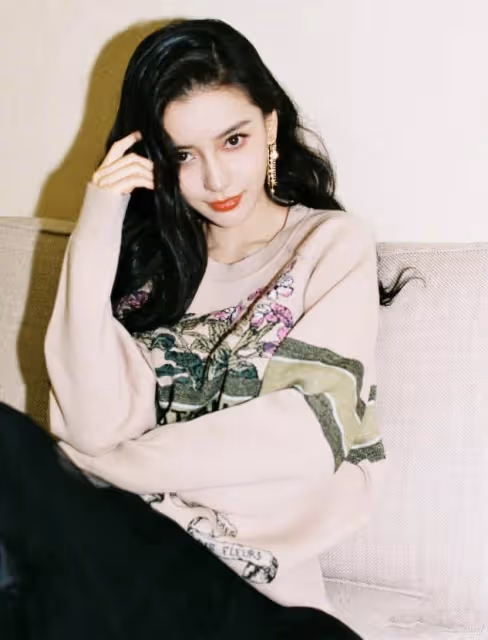 Baby廣告生圖曝光,黑裙配紅唇性感撩人,這狀態說是少女真不過分