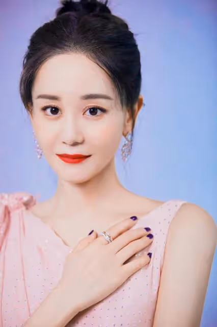 海陸的「苦情臉」太吃虧了,穿大紅色長裙亮相,看著一點也不喜慶