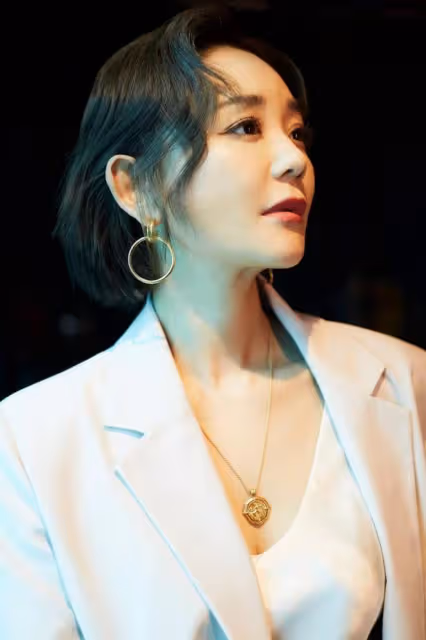 海陸的「苦情臉」太吃虧了，穿大紅色長裙亮相，看著一點也不喜慶