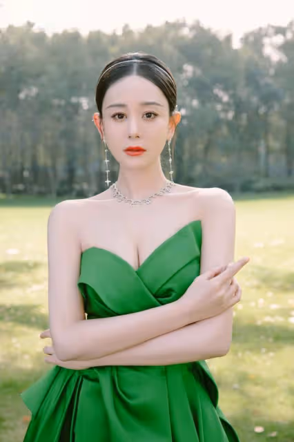 海陸的「苦情臉」太吃虧了,穿大紅色長裙亮相,看著一點也不喜慶